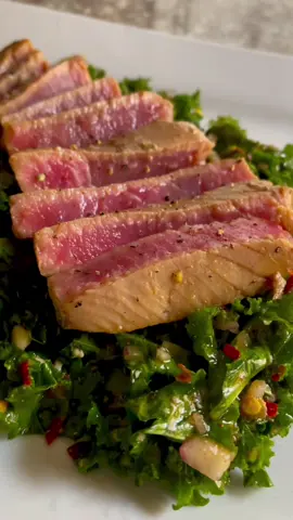 Zesty Kale Salad w/ seared ahi tuna steak 🤤 #zestykalesalad #ahitunasteak #healthyrecipeidea