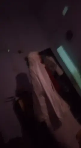 Didalam kamar ada 4 orang cewek lagi cerita sambil ketawa tapi yg ketawa ada 5. Coba dengerin deh ada yg aneh nggak?