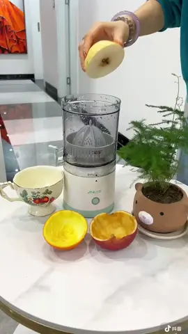 Máy vắt trái cây cầm tay - không dây - k có chất thải thừa và lấy được hết dinh dưỡng trong trái cây có thể vắt được : cam- táo- lựu- dưa hấu- nho ạ! Xài rất tiện lợi mang đi làm rất nhỏ gọn,zalo-0944339081