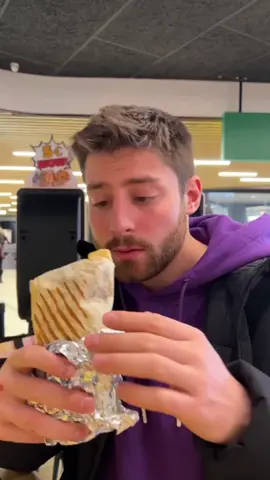 VIVO E MANGIO PER 24 ORE NELLA STAZIONE CENTRALE DI NAPOLI tagga con chi vuoi fare merenda in stazione!! 🍕🌯 #cibobuono #cibo