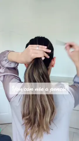 Grab a pen and try this 💕 Subscribe for more #foryoupage #hairhack #fyp #hairtutorials #easytok #hairhackstiktok #hairtutorial#pen