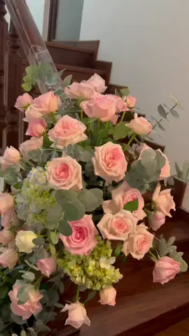 Mẫu hoa gắn ở cầu thang nhà em cho mn tham khảo ạ 🥰🥰#chuyenhoatuoi#tráprongphuong #bongsinhnhat,…