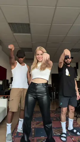 Wait a minute..! Deixa o teu ❤️ ;)                 #portugal #ritalaranjeira #fypシ #fy #waitaminute #trend #3people #easydance #like #trio #dance #blond #tiktok #daily #studio