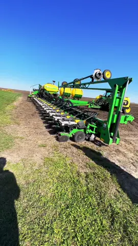 We’re farmin 🌽🤞🏻 #fyp #farming #johndeere #planting #blakeshelton #corn #farmlife