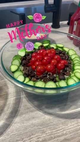 Happy Mother’s Day from @Marc D'Amelio, @dixiedamelio and @charlidamelio to all of the incredible moms. We love you @heididamelio - my 🥗 is🔥