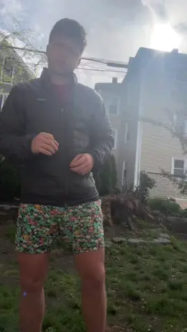 My backyard neighbor tending to her garden watching me: 🌸🌹👁🫦👁🌹🌸