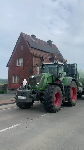 #fendt #fendt828 #fendt828vario #fendtpower #fendtvario #fendtastic #zonderboergeenvoer🚜💨🌾 #dezeweekinpoah #poah #dikketrekker #boerenaandemacht #boerenleven #vriendelijkeboer #boerenlevenismachtigmooi #loonwerkeneylenbosch #loonwerkismooiwerk @user656550771902