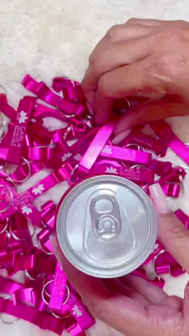 Esse Reels e para ensinar como abrir latas com o chaveiro personalizado do studio ❤️💅🏻Nada de usar a unha em 👀Mais um mimo para as minhas clientes lindas ❤️💅🏻😍🥰🚀#studiocarlaspindola #nails #unhas #df #aguasclarasdf #taguatinga #unhasdecoradas #unhasdegel #unhasmaravilhosasnaturais