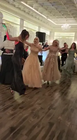 WL3ET🔥🔥ladies stay taking over🤩😍 #hijabi #hijab #arab #tiktokarab #dabka #debka #debke #lebanese #عرب #xyzbca #xyzbca #اكسبلور #wedding #لبنان #دبكة
