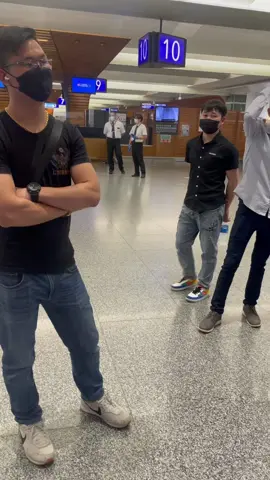 Ace đặt vé - nhớ bảo phòng vé gửi mặt vé cho nha ! Và  đi tét covid- lấy bản xong ngữ ( tiếng anh - tiếng trung) mang theo ra sân bay ! Thuận tiện cho việc checks in nhé ! Ae cần hỗ trợ Alo em na