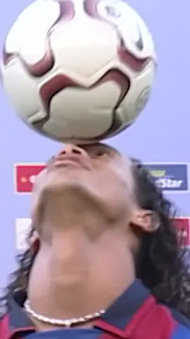 🪄 @Ronaldinho is the #jigglejiggle  expert man #fcbarcelona #barçaontiktok #barça #football #ronaldinho #skills