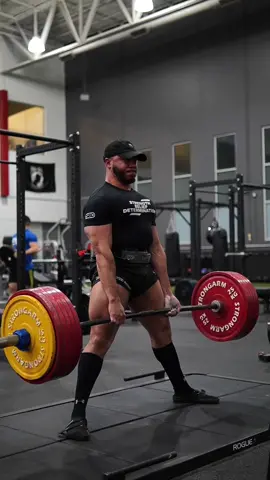 Waking up early af to pull and squat something heavy is no JOKE lol. #GymTok #gymhumor #deadlift #sumodeadlift #powerlifting #usapl #fyp #foryou