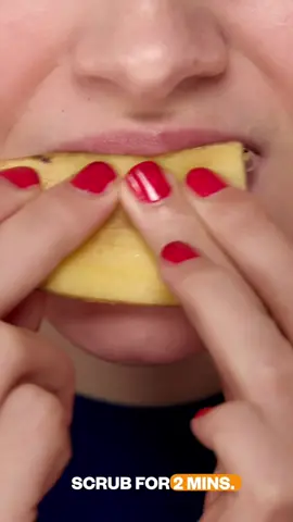 It’s so easy to whiten your teeth! 🍌 #banana #whitening #teethwhitening #teeth #hack