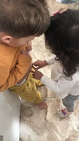 O video mais fofo que vocês vão ver hoje hahahah ela aperta o umbigo e ele grita 😂😂😂#primos #amor #criancas