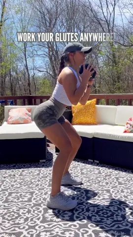 Grab a weight + let’s sweat ☀️💦🍑 #outdoorworkout #gluteworkout #homeworkout #girlswholift #postpartumfitness