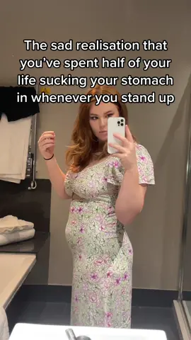 I realised this recently it’s a habit so ingrained in me now I can’t stop #midsize #bodyneutrality #bodypositivity #midsizegal #midsizequeens #bloating #bloated