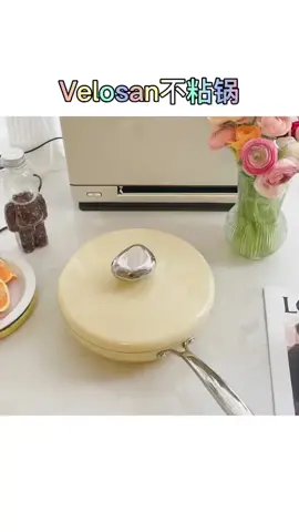 Cái màu mê mẩn🤩✅Chảo chống dính bếp từ bếp ga vân đá sâu lòng Velosan VE1110BMột chiếc chảo tốt đóng vai trò rất quan trọng trong việc nấu một món ăn ngon. Chính vì vậy chiếc chảo chống dính đá cuội VELOSAN sẽ là cánh tay đắc lực cho chị em nội trợ trong việc hoàn thành các bữa cơm gia đình đầm ấm. Ưu điểm của chảo Velosan: Chảo đá chống dính Velosan là một thương hiệu lâu đời của Đức. Chảo có kết cấu từ đá cuội, có khả năng chống dính cao, bền giúp cho các món ăn trở nên hấp dẫn hơn,