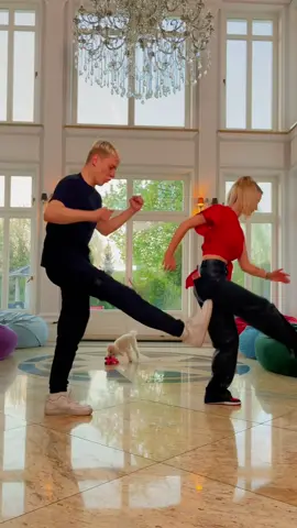 Otwierajcie aplikację KFC, korzystajcie z Kurponów i zajadajcie się wspólnym jedzeniem z całą ekipą!❤️ My z @elpedroosky  już skorzystaliśmy! 😎#reklama #KurponyKFC #KFC