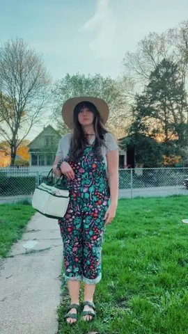 Gardening but make it fashion. #fitcheck #OOTD #granolagirl #granolacheck #midsize #garden #gardening #midsizefashion #granolagirlsummer #gardeningfashion