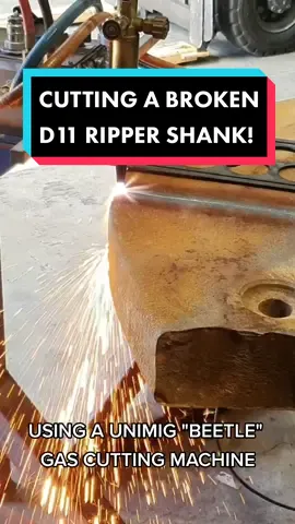 Oxy Gas Cutting a broken D11 Ripper shank with a beetle! 🔥 #gascutting #heavyequipment #earthmoving #workshop #LearnOnTikTok #TikTokPartner