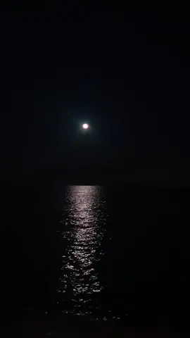 I saw Sparks....#moon #beach #ocean #water #sea #playa #mar #luna #lunallena #fullmoon #brillo #sparks #coldweather #coldplay #reflejo #reflex #tiktok #parati #pt #fy #foryou #paz #tranquilidad #shine #night #stars