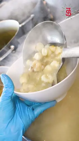 ¡Es #martes! y nuestro caldo de cabeza lo sabe 🤩 Ya se siente el frío y este delicioso caldo promete calentar el cuerpo y el paladar, además de ser uno de los más nutritivos y ricos en vitamina B de nuestra lista de caldos y sopas, ¡Ven a probarla! 🍲