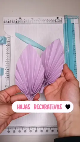 Hojas decorativas 🌿Hoy te muestro como hacer estas lindas hojitas decorativas, se vienen usando bastante últimamente en varios proyectos (con globos, en la papelería creativa, en el scrapbooking) y en todo lo que se te pueda ocurrir 😍 hay varios tipos y de verdad que dan un toque chic a tus proyectos 🥰 #hojasdecorativas #hojasdepapel #wermemorykeepers #tabladedobleces #arteecoriandoli #reelsinstagram #folinha #arteecoriandoli #italia #hojasboho #folinhaempapel #paperleaf