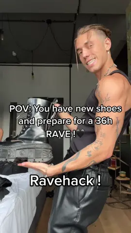 Ravehack! How to save yourself from Blisters and pain 🕺🏽🖤🥵.                         #rave #techno #berlin #germantechno# #fyp #fürdich #grunge #pov #cute #ravehack #LifeHack #vendex