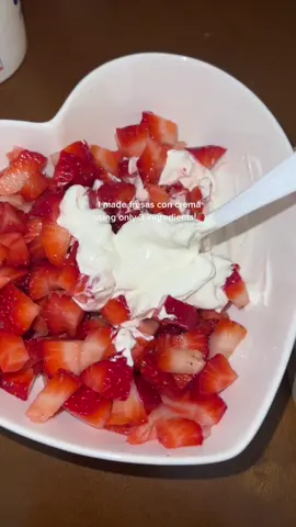Fresas, sour cream, and sugar!😍🍓💛 #fresasconcrema #fyp #food #snack