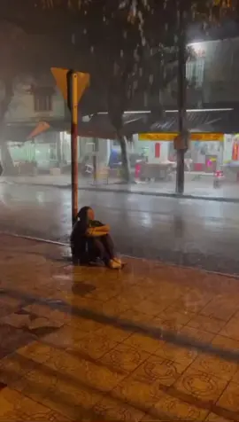 Khi tui đang thất tình , ngồi dưới mưa mà mẹ đi ngang qua #foryou #xuhuong #trending #funny #vui