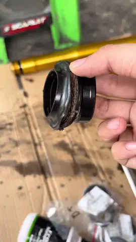Ganti Seal Shock Dlu ✨ yang sealnya udh bacor hrs cepat diganti , kalau tidak bisa membahayakan ✨ #fyp #foryou #foryoupage #xyzbca #aksesorismotor #viral #modifikasi #modifikasimotor #crf150supermoto #klx #klxindonesia