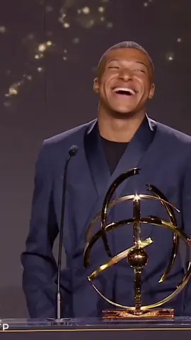 Élu meilleur joueur de Ligue 1 à l'occasion de la cérémonie des trophées UNFP, Kylian Mbappé n'a pas souhaité révéler sa décision quant à son avenir. #mbappe #tiktoklequipe #tiktoksports #Soccer