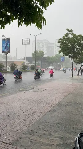 Chiều nay Sài Gòn mưa lớn quá