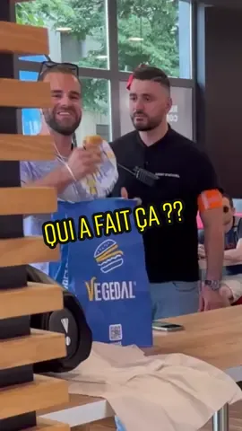 J'ai fait danser la team @Vegedal, ils n'étaient pas prêts 🤣 ps : leurs burgers sont 100% véganes et c'est grave bluffant ! 🍔😋