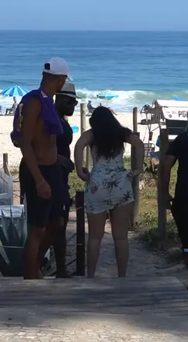 E aí ? Na sua opinião? Estava ou não estava olhando ??? #viral #comedy #pegadinha #foryoupage me sigam no insta : @apillarcosta