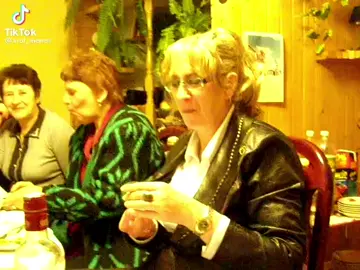 Kendal drinking a shot @Kendall Jenner #kendalljenner #vodka #shot #polska #seta #pij #wódka #model #moodle #pudle @Absolut vodka @KARDASHIANS