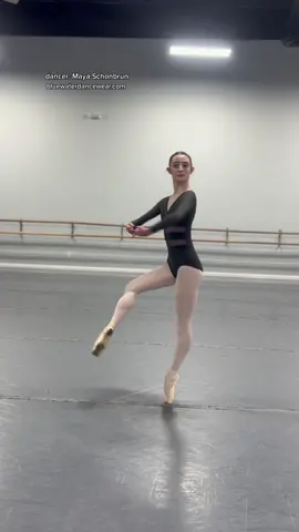 I don’t relate to you and your turns Maya ✋🏻 #pirouettes #happierthanever #turning #spinning