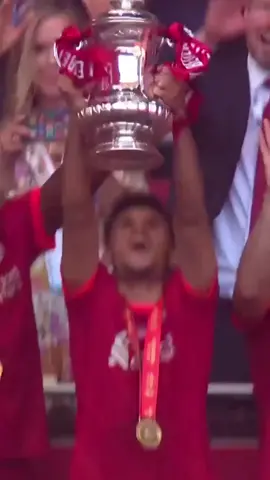 Luis Diaz ve kupa kaldırma macerası 😅🏆📹 Ig: emiratesfacup #luisdiaz #liverpool #emiratesfacup