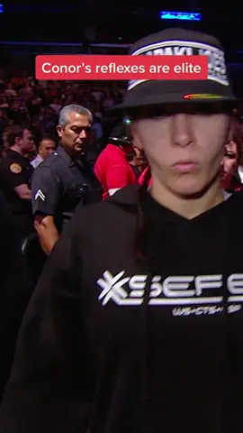 When Zingano almost hit #ConorMcgregor with her hat 🧢 #UFC #mma #reflexes