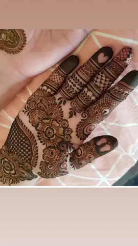 Dm to get your Eid henaBook your slot.Very few left #bridalhennaartist #henna#partyhenna #eidhenna #eidmubarak #eid