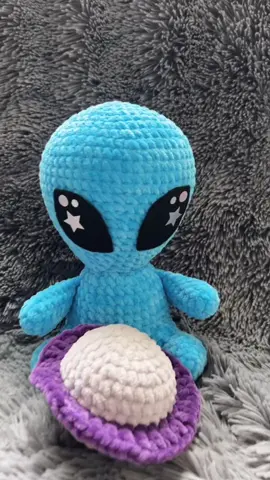 I come in peace 👽🪐✌🏼Pattern by: @Hannah Harris #crochetaddict #yarnaddict #ilovecrochet #alien #90s #90skids #crochetersoftiktok #crochettiktok #crochetwithme #fyp #viral