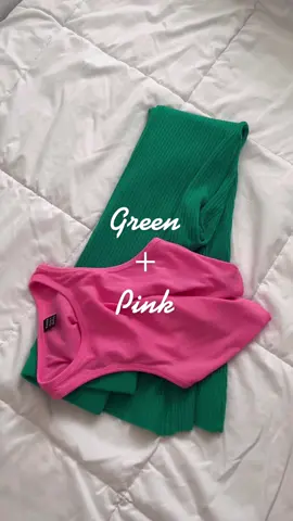 Como hacer un outfit casual combinando verde y rosa. 🌷 #latinxcreated #Lifestyle #bratz #fypシ #parati #colorfullouftit #outfit #grwm #style #fashion #fashiontiktok #trend #sheinfashion @SHEIN @PUMA