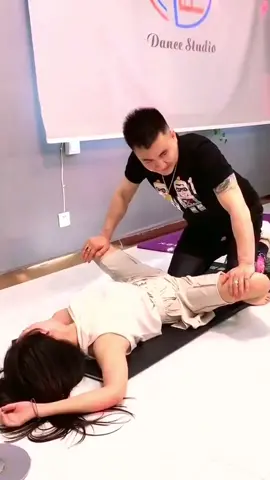 It hurts too much.😭😭#yoga#split #beauty#man #fuy #fyp