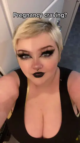 follow my insta in bio @spooki_mama 🖤 #gothmum #gothmom #altmum #altmom #37weekspregnant #37weeks #pregnancy #teenmum #thirdtrimester #june2022baby #duejune2022