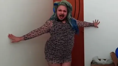 Mande esse vídeo para seu amigo que está completando ano hoje 😉😂 #wanessawolf #aniversario #aniversário #parabens #humor #humorbr #comedia #humortiktok #lgbt🏳️‍🌈 #lgbt🌈 #dragqueens #dragqueen