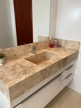 O famoso Marmore Travertino/Bege Bahia 🤎🤎🤎🤎🤎 Bancada + Cuba Esculpida em Rampa com Fundo Falso + Nicho = Combo Perfeito pro seu Banheiro !!! #banheiros #marmores #marmoraria #travertino #fyyyy