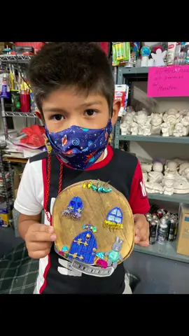 Casita en el tronco. Alumnos felices. #madera #pastaflexible #casita #modelado #pintura #painting #trabajotiktok #foryou