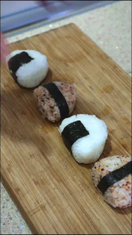 🍙 ONIGIRIS 🇯🇵 #onigiri #onigiri🍙 #arroz #sushi #japon #comidajaponesa #cocinajaponesa #Receta #recetas #cocina #cocinando #cocinar #comida #comiendo #comer #asia #comidaasiatica #anime