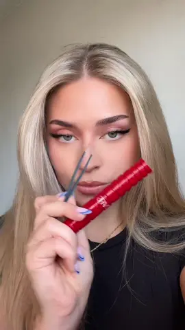 would you try this?👀 ib @SelenaGomezz@Hayleyy   using@NARSCosmeticscs climax mascara and tweezers#mascarar#makeuphackc#makeupvideoso#mascaratutoriala#selenagomezez