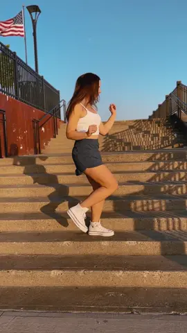 Dancing away in the sunset 💗 use annyaa20 for 20% off! #halara #shuffledance #shuffletutorial #shufflechallenge